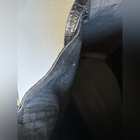 Cuyana Classic Structured Leather Tote Croc Embossed Black - Picture 17 of 17